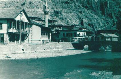 Tarihi Belediye Konağı, Merkez Camii ve Çarşamba Köprüsü