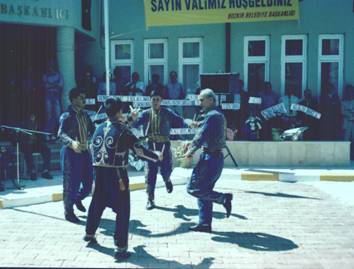 Bozkır Belediye Binası Açılışında Bozkır Halk Oyunları Gösterisi (2002)
